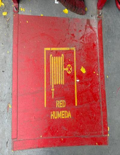 Señalización de red húmeda pintada en el piso de planta