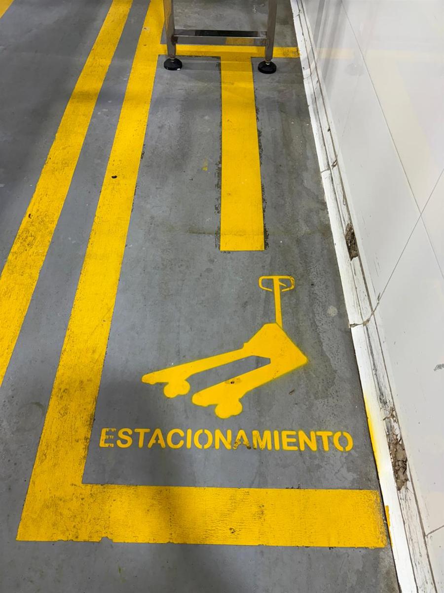 Demarcación de piso con ícono de estacionamiento para transpaleta